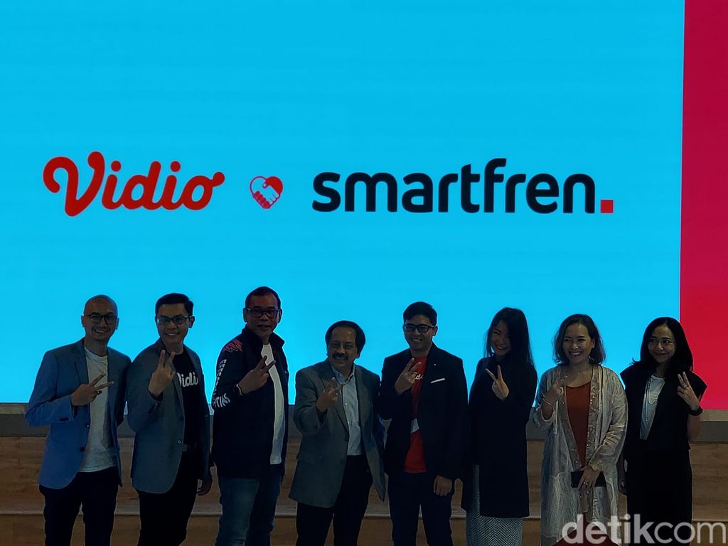 Smartfren menjalin kerja sama dengan platform streaming on demand, Vidio, menghadirkan paket bundling tayangan Liga Inggris dengan harga Rp 57.000 yang ditambah kuota internet total 7 GB.