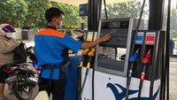 Petugas SPBU melayani pembeli BBM yang menggunakan sepeda motor. Foto: Angga Aliya ZRF/detikcom
