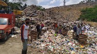“(Tiap hari) Seperti itu kurang lebih 60 ton (sampah). Overload, sejak tahun 2017 sudah dinyatakan overload. Penataannya tidak bisa ke samping kanan, kiri, bisanya ke atas (menumpuk) karena lahan yang ada ke atas. Kanan kiri sudah penuh lahannya,” kata Kepala UPT TPSA Banyuurip, Sobron, saat ditemui di kantornya, Selasa (27/9/2022). Foto: Eko Susanto/detikJateng