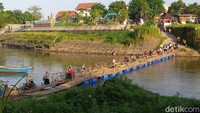 Jembatan sasak ini dibuat oleh Sugiyono alias Bagong (67) warga Sukoharjo. Dia menuturkan, jembatan baru itu dia buat kemarin, dan mulai bisa dilewati pada Selasa (27/9/2022) pagi ini. Foto: Agil Trisetiawan Putra/detikJateng