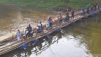 Jembatan sasak itu menghubungkan Kampung Beton, Kelurahan Kampungsewu, Kecamatan Jebres, Kota Solo, dengan Desa Gadingan, Kecamatan Mojolaban, Kabupaten Sukoharjo. Foto: Agil Trisetiawan Putra/detikJateng