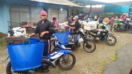 Belasan pedagang keliling di pinggir jalan Denpasar Gilimanuk, Desa Banyubiru, Kecamatan Negara, Jembrana Bali, Selasa (27/9/2022)