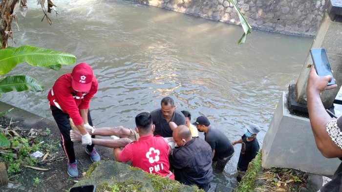 Proses evakuasi jasad korban di Dam Gunung, Banjar Sengguan, Kelurahan Abianbase, Kecamatan Mengwi, Kabupaten Badung.