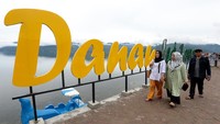 Menikmati danau tak hanya dari tepiannya saja. Di sini, ada beberapa wahana air yang bisa dicoba seperti sekoci, perahu karet, sampan, hingga speed boat (ANTARA FOTO/Irwansyah Putra)