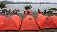 Tak sedikit pula wisatawan yang melakukan kemah di tepi Danau Laut Tawar. Dijamin syahdu banget. Jadi gimana detikers, tertarik mengujunginya? (ANTARA FOTO/Irwansyah Putra)
