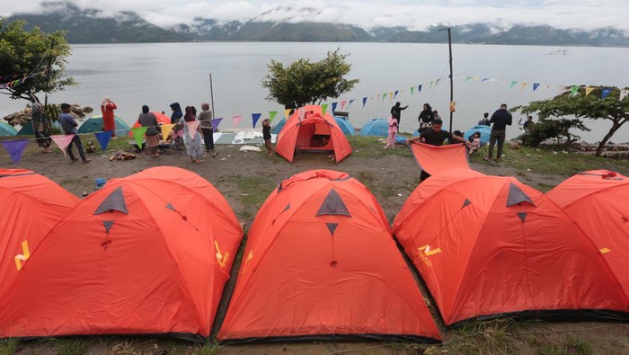 Terbuai Indahnya Danau Laut Tawar di Takengon, Aceh Wisatawan menikmati panorama di tanah perkemahan Danau Lut Tawar, Takengon, Aceh Tangah, Minggu (28/8/2022). Danau Lut (laut) Tawar yang memiliki luas 5.472 hektare dengan panjang 17 km dan lebar 3,219 kilometer telah menjadi salah satu destinasi wisata yang terus berkembang dan ramai dikunjungi wisatawan di dataran tinggi Gayo. ANTARA FOTO / Irwansyah Putra/foc.