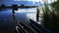 Saking luasnya, danau ini sekilas tampak seperti lautan. Itulah yang membuat nama Laut Tawar disematkan pada danau ini.