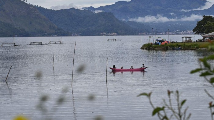 Terbuai Indahnya Danau Laut Tawar di Takengon, Aceh A general view shows Laut Tawar lake in Takengon, Indonesia's Aceh province on September 19, 2022. (Photo by CHAIDEER MAHYUDDIN / AFP) (Photo by CHAIDEER MAHYUDDIN/AFP via Getty Images)