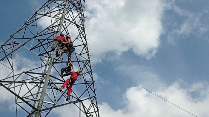 Tim rescue evakuasi remaja perempuan dari atas SUTET di Tasikmalaya.