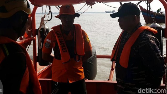 Tim SAR melakukan pencarian terhadap ABK yang hilang setelah terjun ke sungai saat hendak diperiksa Bea Cukai.