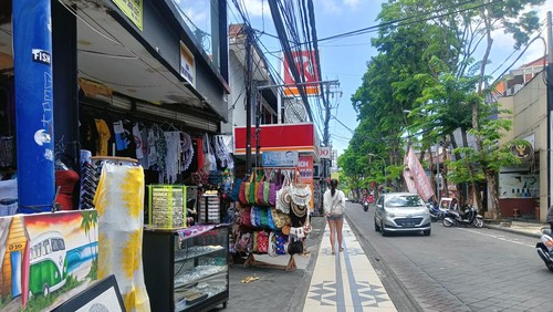 Kondisi toko-toko di kawasan Jalan Legian Kuta, Badung pasca pandemi Covid-19.