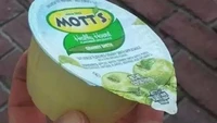 Begitu juga dengan ini, makan agar-agar kemasan tapi tak ada sendok. Orang ini merubah bungkus kemasan jadi sendok sehingga bisa untuk makan agar-agarnya. Foto: Instagram/Twitter