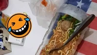 Ide kreatif anak kos. Makan bakso tak punya mangkuk, orang ini menjadikan botol minum jadi mangkok yang praktis. Foto: Instagram/Twitter