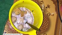 Tak kalah kreatif, anak kos ini juga memanfaatkan gayung untuk makan sebagai mangkuk untuk makan bakso. Foto: Instagram/Twitter