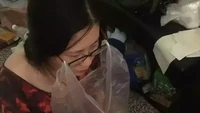Ini adalah cara praktis saat makan buah semangka sambil nonton film. Supaya tak ribet, ia memasang kantong plastik di kacamatanya untuk membuang biji semangka. Foto: Instagram/Twitter