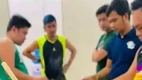 Bagi yang tak bisa pakai sumpit, mungkin cara nyeleneh ini bisa dipraktekkan. Sumpitnya dipasangkan penjepit jemuran seperti ini. Foto: Instagram/Twitter