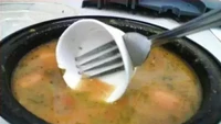 Makan makanan berkuah tapi tak dapat sendok. Orang ini sulap garpu jadi sendok, dengan menggabungkan mangkuk kecil ini. Foto: Instagram/Twitter