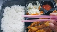 Tak disediakan sumpit, orang ini memanfaatkan sedotan yang dijadikan sumpit untuk makan bento lauk chicken katsu dan salad. Foto: Instagram/Twitter