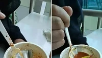 Makan mie kuah kemasan gelas, orang ini menjadikan bungkus kemasan sebagai sendok yang dipasang ke garpu. Jadi, bisa untuk menyendok kuah. Foto: Instagram/Twitter