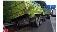 Sopir Mengantuk, Truk Tabrak Pembatas Jalan di Tol Jagorawi