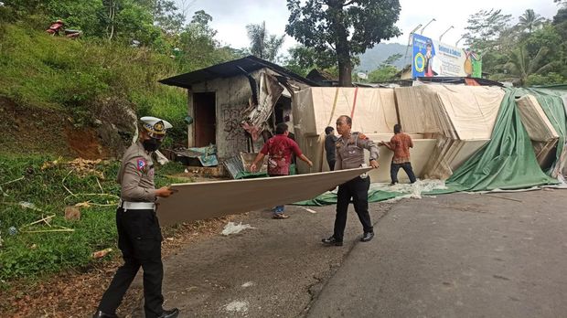 Evakuasi truk terguling.