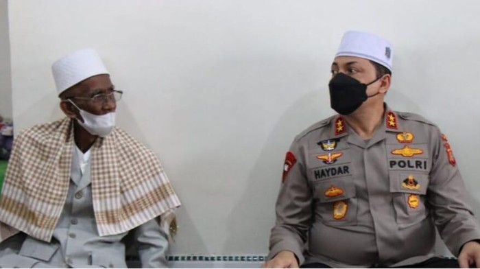 Abu Tumin semasa hidup saat bertemu Kapolda Aceh Irjen Ahmad Haydar. (Foto: Istimewa)