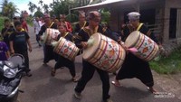 Tabuhan kesenian Tambua Tansa yang dihoyak para pemuda menambah meriah suasana
