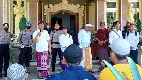 Warga Gilimanuk mendatangi Kantor DPRD Jembrana untuk meminta proses penyerahan HPL Gilimanuk kepada pemerintah pusat dipercepat, Selasa (27/9/2022).