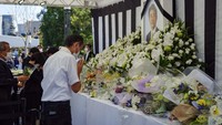 Warga jepang memberikan penghormatan terakhir jelang pemakaman Shinzo Abe.