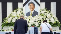 Karangan bunga yang dibawa warga diletakkan di depan Nippon Budokan. Rencananya upacara pemakaman kenegaraan akan dilakukan di tempat ini