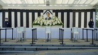 Sebelumnya pemakaman pribadi untuk Abe telah digelar 12 Juli lalu. Sementara seremoni pemakaman kenegaraan digelar untuk publik di Nippon Budokan, Selasa (27/9/2022).
