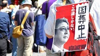 Acara ini mendapat banyak pertentangan dari warga karena dianggap menghamburkan uang negara. (Toshifumi Kitamura/AFP/Getty Images)  
