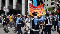 Kepala sekretaris kabinet Jepang Hirokazu Matsuno membeberkan rincian penggunaan dana sebanyak itu. Ia mengatakan sebanyak 800 juta yen untuk keamanan, 600 juta yen untuk menjamu tamu, dan 250 juta yen untuk upacara. (Toshifumi Kitamura/AFP/Getty Images)  