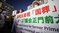Pemerintah Jepang akan menyelenggarakan pemakaman kenegaraan eks PM itu di Nippon Budokan, Tokyo pada 27 September. Lokasi tersebut acap kali menjadi tempat untuk acara konser dan olahraga bergengsi. (Takashi Aoyama/Getty Images)  
