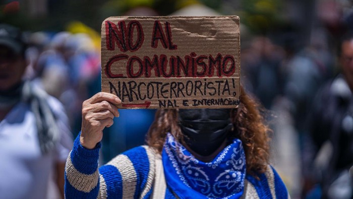 BOGOTA, COLOMBIA - SEPTEMBER 26: Anti-government demonstrator waves a Colombian flag during a protest against the tax reform proposed by President Gustavo Petro on September 26, 2022 in Bogota, Colombia. (Photo by Diego Cuevas/Getty Images)