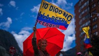 Ribuan pengunjuk rasa ini menentang reformasi pajak dan inisiatif lain dari pemerintahan Presiden Gustavo Petro.
