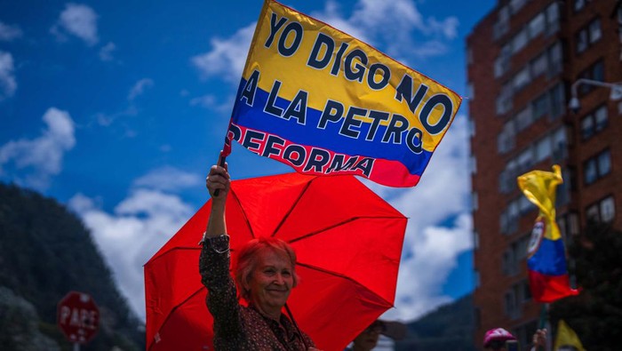 BOGOTA, COLOMBIA - SEPTEMBER 26: Anti-government demonstrator waves a Colombian flag during a protest against the tax reform proposed by President Gustavo Petro on September 26, 2022 in Bogota, Colombia. (Photo by Diego Cuevas/Getty Images)