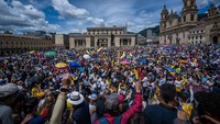 Ribuan pengunjuk rasa tumpah di alun-alun Bolivar di pusat kota Bogota, Kolombia, Senin, 26 September 2022.