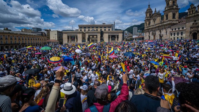 Warga Kolombia Demo Besar-besaran Tolak Presiden Ubah Aturan Pajak BOGOTA, COLOMBIA - SEPTEMBER 26: Anti-government demonstrator waves a Colombian flag during a protest against the tax reform proposed by President Gustavo Petro on September 26, 2022 in Bogota, Colombia. (Photo by Diego Cuevas/Getty Images)