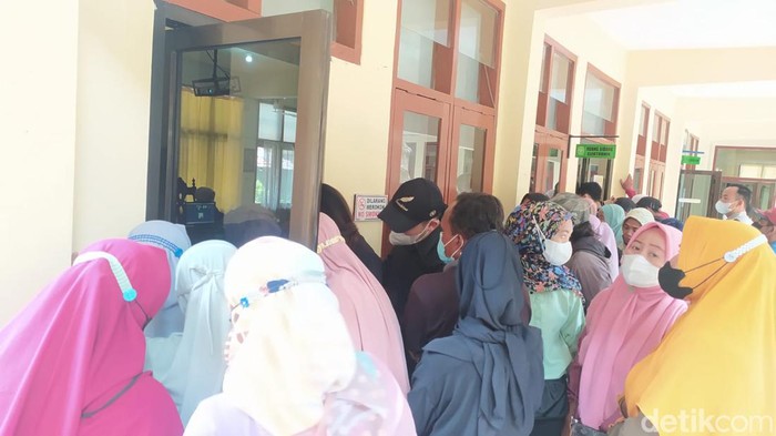 Warga mendatangi PN Lamongan memberi dukungan