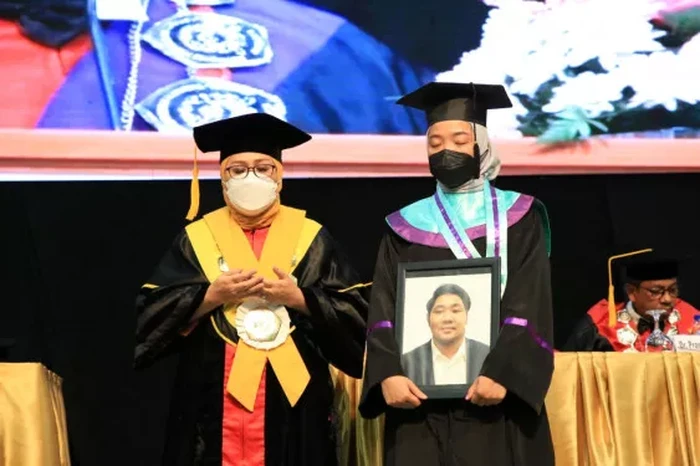 Kisah haru wisudawan program sarjana jurusan Ilmu Politik Fakultas Ilmu Sosial dan Ilmu Politik.yang meninggal dunia karena sakit