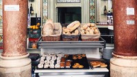 Jika berkunjung ke ibu kota Portugal, Lisbon. Ada kafe Pastelaria-Padaria Sao Roque, yang beridir di bangunan megah, dengan pilar tinggi dan hiasan klasik. Siap membawa pengunjungnya kembali masa lalu. Kafe ini juga terkenal dengan aneka roti dan secangkir espresso yang ikonik. Foto: Instagram/Site Photo