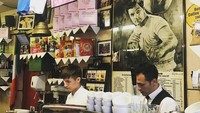 Di sudut kota London, ada Bar Italia yang sudah berdiri sejak tahun 1949. Kafe ini diklaim sebagai salah satu kafe yang memiliki espresso terbaik dunia. Tempatnya yang kecil, dengan hiasan khas Italia, membuat pengunjung harus rela mengantre. Foto: Instagram/Site Photo