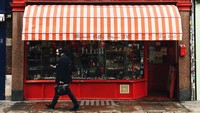 Algerian Coffee Stores yang berada di London, menawarkan kopi terbaik sekaligus sejarah menarik di balik salah satu kafe paling tua di Inggris ini. Kafe ini sudah buka sejak tahun 1887, dan tidak pernah merubah tampilannya. Sehingga kafe merah ini jadi sudut Instagrammable di London. Foto: Instagram/Site Photo
