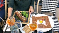 Paris penuh dengan kafe dan restoran mewah yang romantis. Namun jika Anda ingin mencicipi crêperies yang enak, mampirlah ke Breizh Cafe yang selau ramai dengan pengunjung. Foto: Instagram/Site Photo