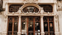  Berdiri sejak tahun 1921, Majesti Cafe di Porto jadi salah satu kafe paling indah dan terbaik di dunia. Dengan bangunan klasik, pilar tinggi, dan desain mewah. Semua sudut kafe di sini akan membuat Anda terpukau. Foto: Instagram/Site Photo