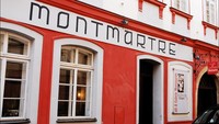  Di wilayah kota tua yang ada di Praha, ada kafe Montmartre yang sudah berdiri sejak tahun 1912. Dengan cat merah terang, setiap pengunjung akan diajak untuk menelusuri lorong waktu menuju kota tua di kota ini. Foto: Instagram/Site Photo