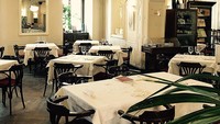  Caffè San Marco terletak di Trieste, kota kecil yang berada di Italia. Kafe ini berdiri di bangunan klasik, dengan toko buku di dalamnya. Kesan elegan akan memanjakan setiap pengunjung di sini. Foto: Instagram/Site Photo