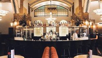 Terletak di Amsterdam, Belanda. Café Américain menawarkan pemandangan kafe yang indah, lengkap dengan sejarahnya yang sudah dibuka sejak tahun 1902. Interior klasik dan mewah, menjadi salah satu daya tarik para wisatawan berkunjung ke kafe ini. Foto: Instagram/Site Photo