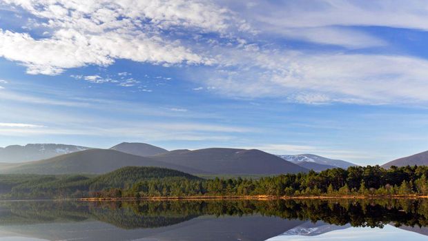 Loch Morlich and Cairngorm Mountains, Cairngorms National Park near Aviemore, Badenoch and Strathspey, Scotland, UK. (Photo by: Sven-Erik Arndt/Arterra/Universal Images Group via Getty Images)